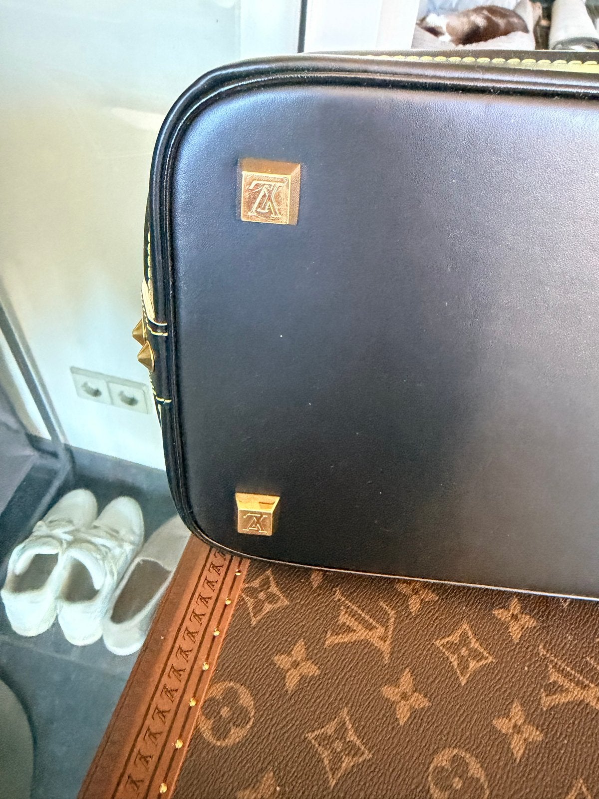Foto 11 van Louis Vuitton Suhali Lockit Handtas Zwart