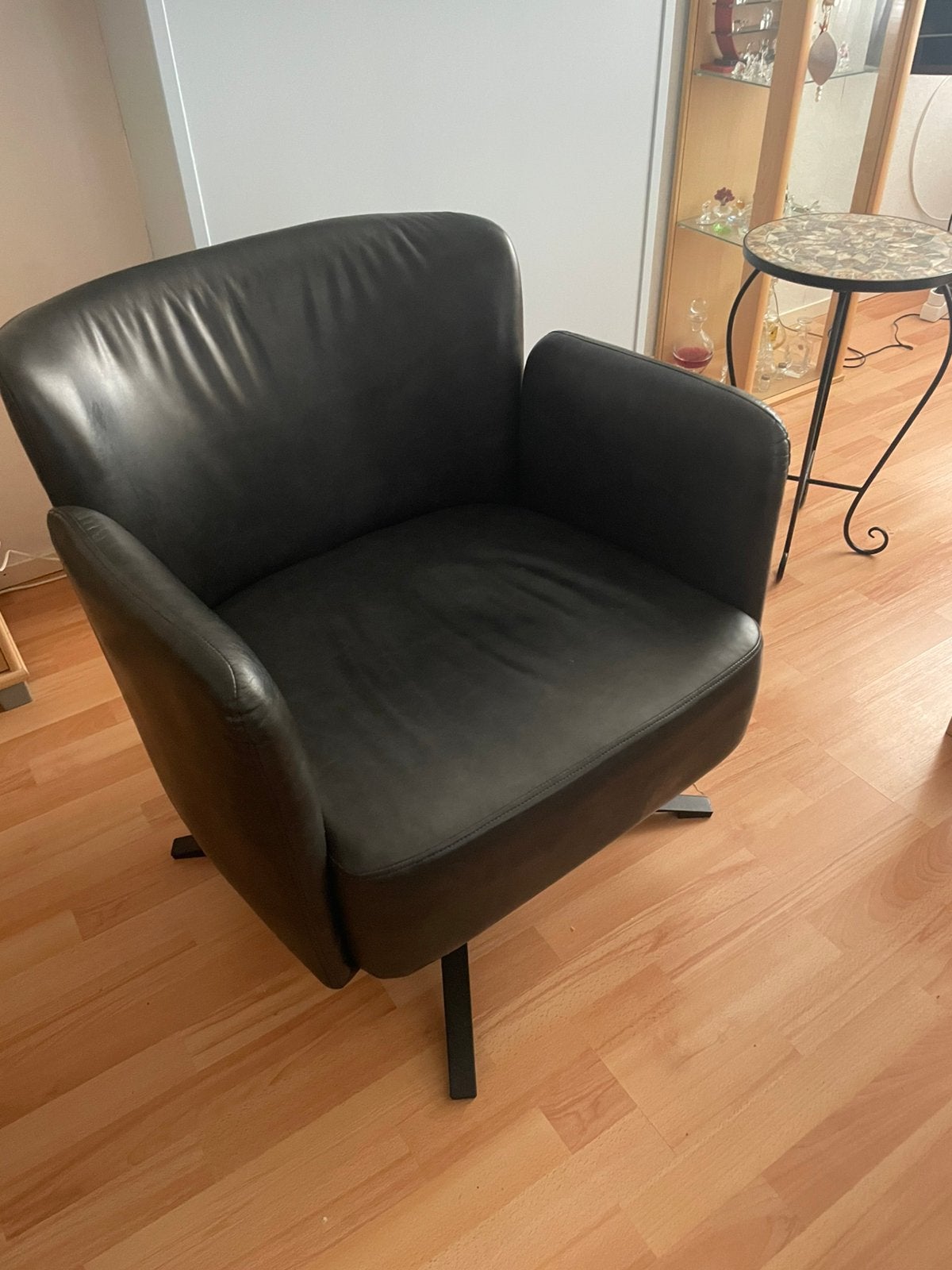Zwart leder fauteuil, Huis en Inrichting, Ophalen, Zo goed als nieuw, Modern, 50 tot 75 cm
