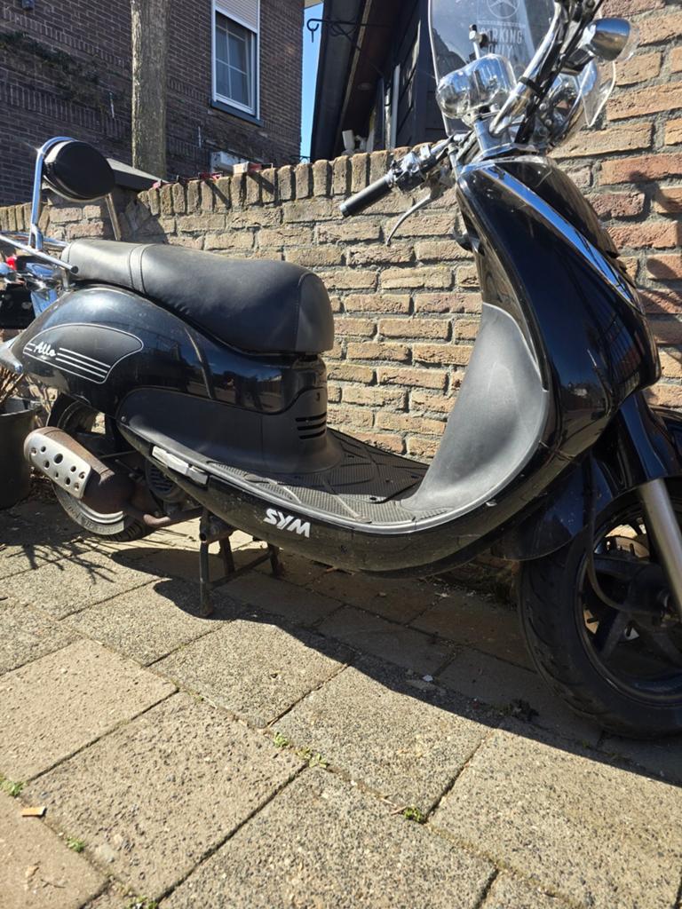 Sym Allo Snorscooter - Zwart, Windscherm, Rugsteun, Fietsen en Brommers, Ophalen, Gebruikt, Benzine