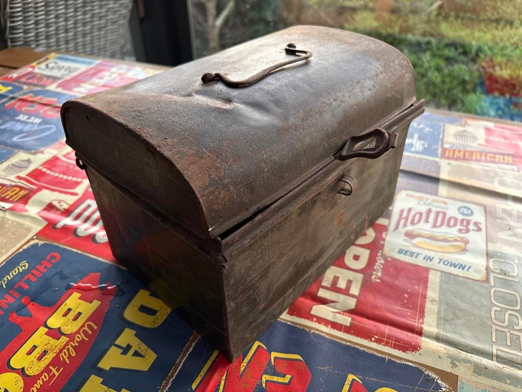 Oude metalen kist met handvat, Ophalen of Verzenden
