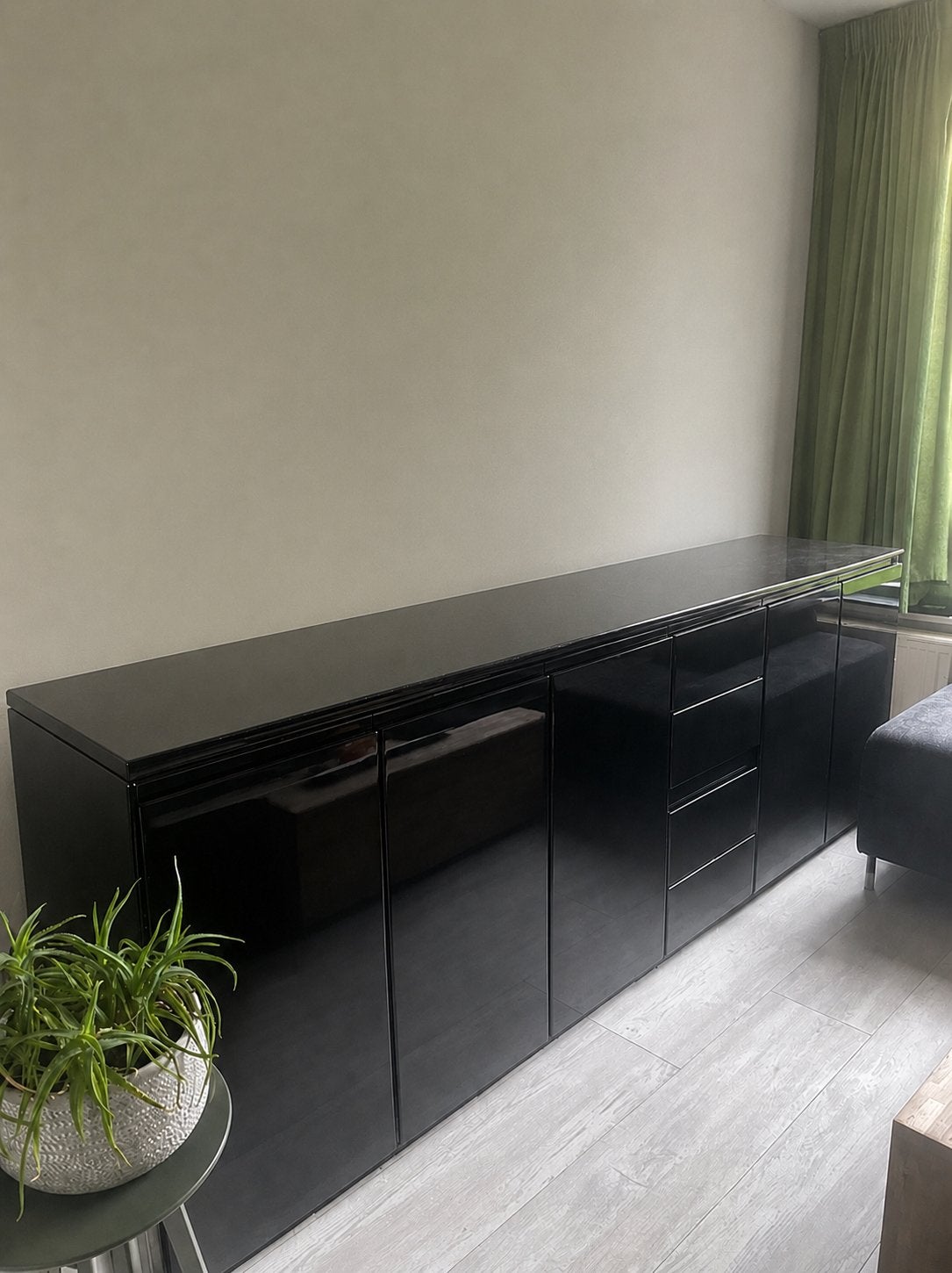GRATIS Moderne zwarte hoogglans dressoir met lades en deuren, Huis en Inrichting, Kasten | Dressoirs, Ophalen, Zo goed als nieuw