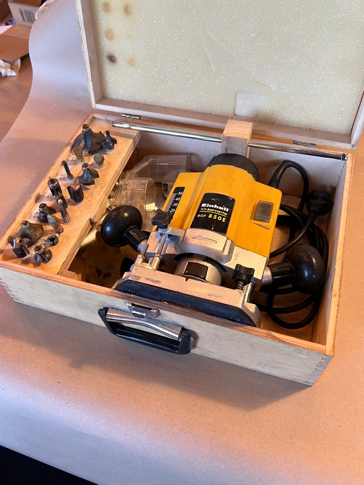 Einhell Bavaria BOF 850E Bovenfrees met accessoires, Doe-het-zelf en Verbouw, Ophalen, Gebruikt, Elektrisch, Bovenfrees