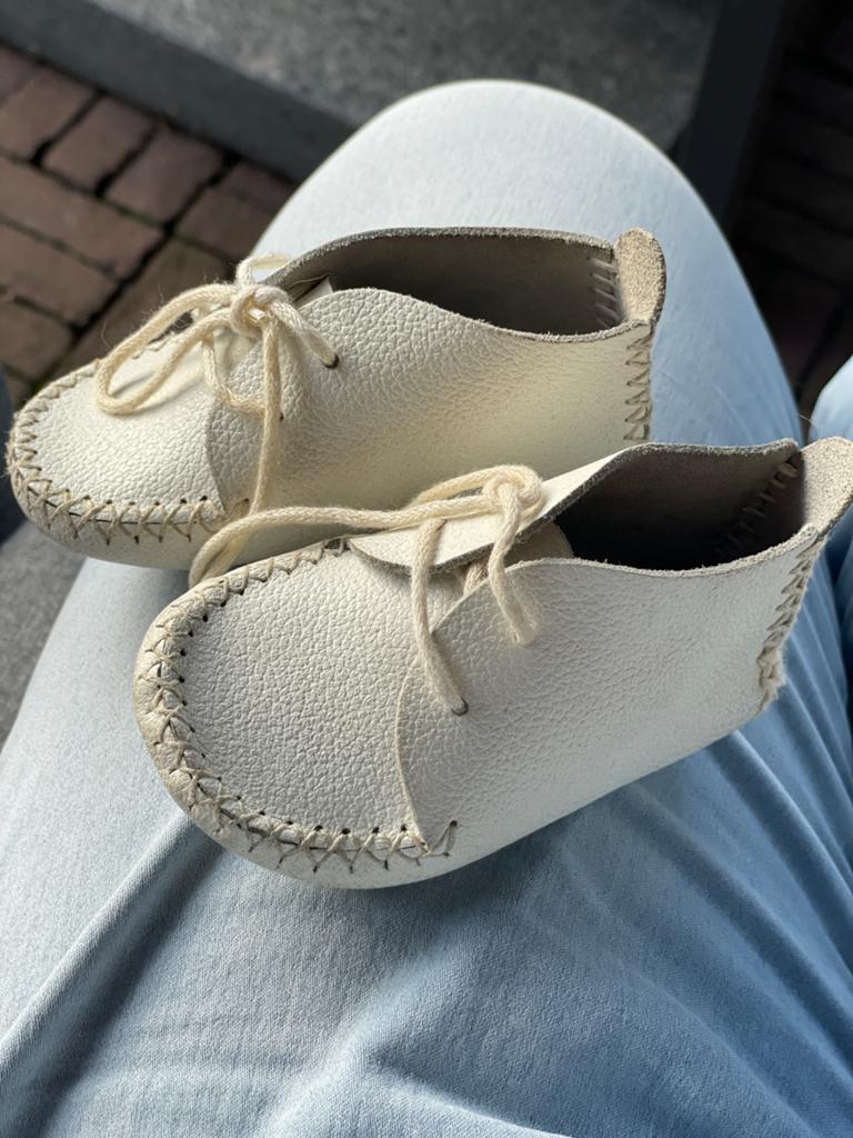 Schattige witte poppenschoentjes, Ophalen of Verzenden, Zo goed als nieuw, Pop