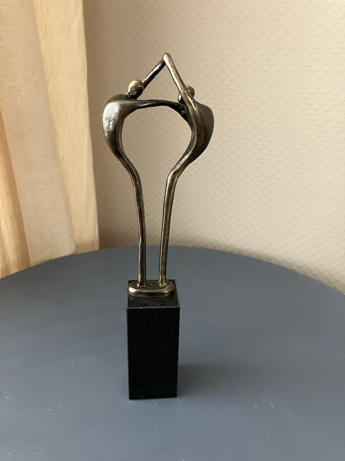 Bronzen beeldje 'Verbondenheid' op sokkel Corrie Ammerlaan, Antiek en Kunst, Groep mensen, Minder dan 20 cm, Ophalen of Verzenden