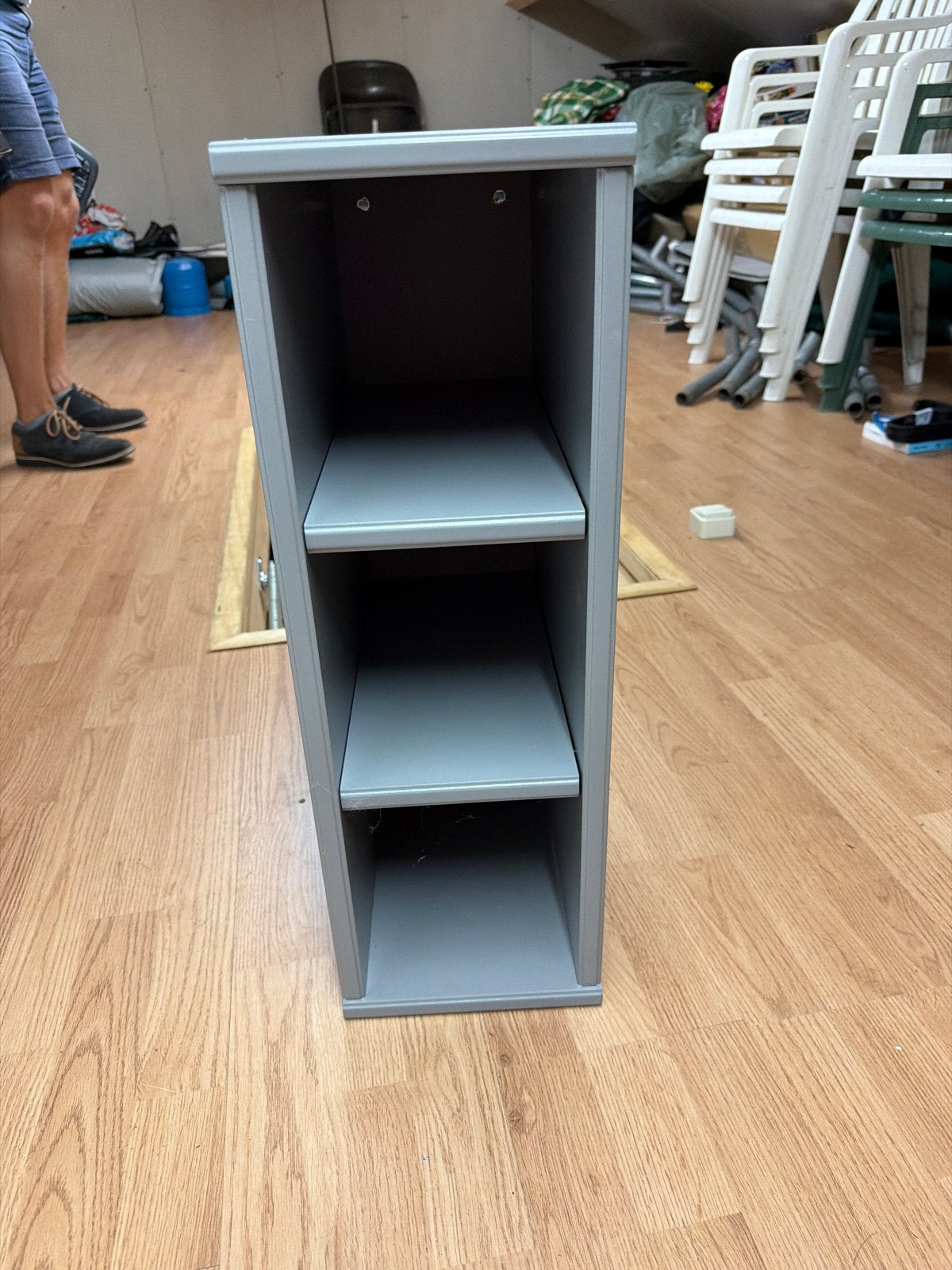 Grijze smalle kast met planken - Ideaal voor kleine ruimtes, Huis en Inrichting, Kasten | Boekenkasten, Ophalen, Met plank(en)