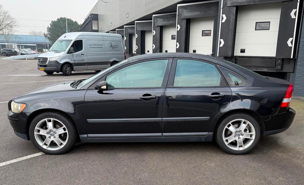 Volvo S40 1.8 Kinetic NETTEAUTO/CRUISE/LMV/XENOM/CLIMA/NAP, Voorwielaandrijving, Gebruikt, Zwart, 4 cilinders