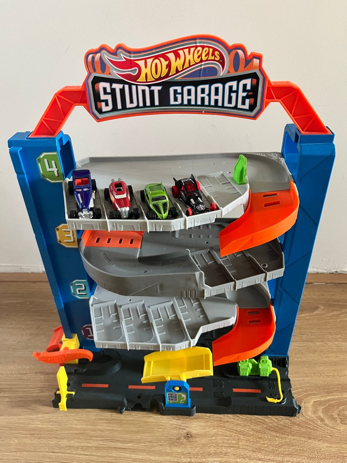 Hot Wheels Stunt Garage met 4 auto's, Kinderen en Baby's, Speelgoed | Speelgoedvoertuigen, Ophalen of Verzenden, Gebruikt