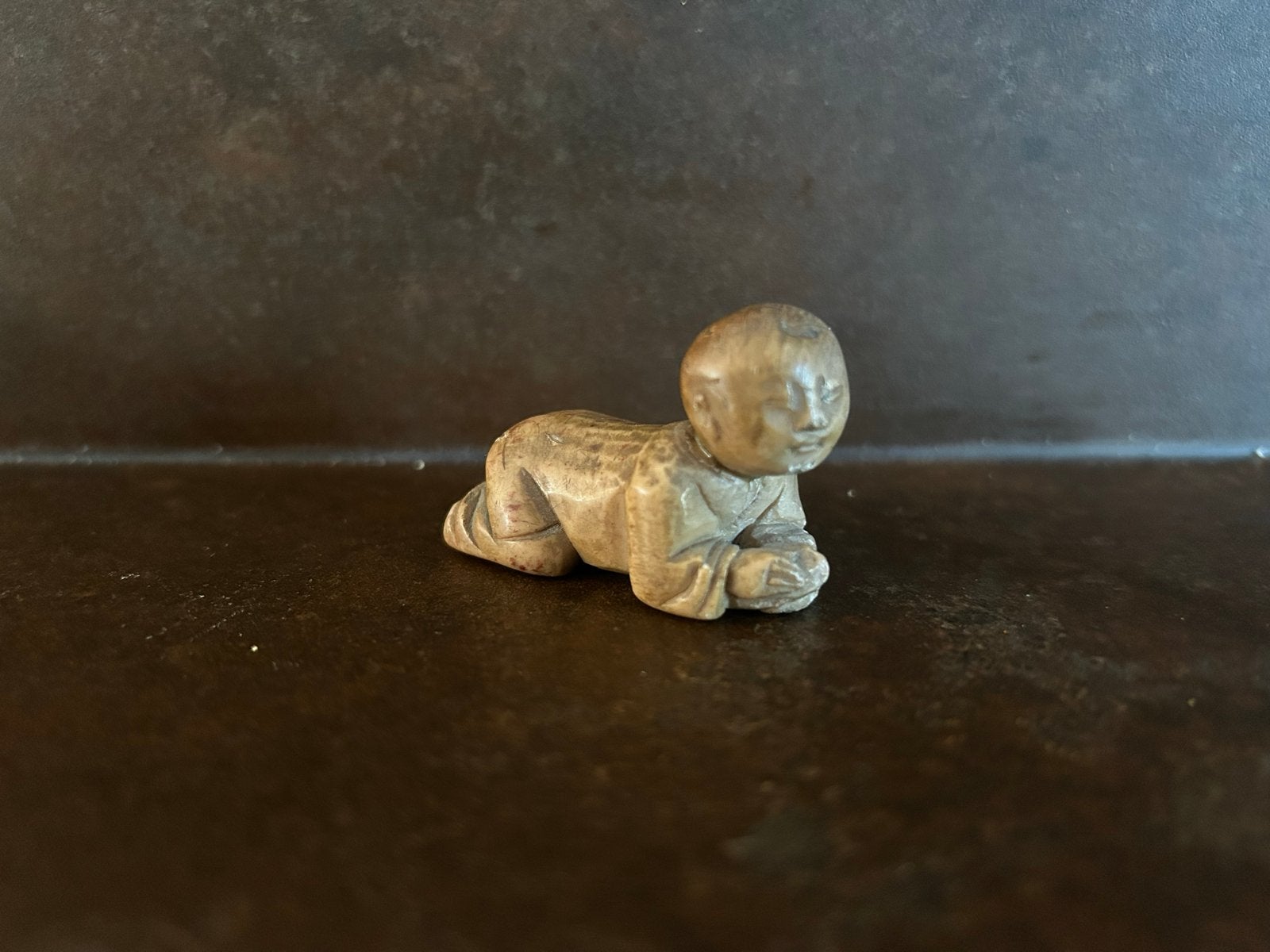 Antieke Japanse (spekstenen) Netsuke van kruipende baby, Steen/keramiek, Gesneden, Beige, Ophalen of Verzenden