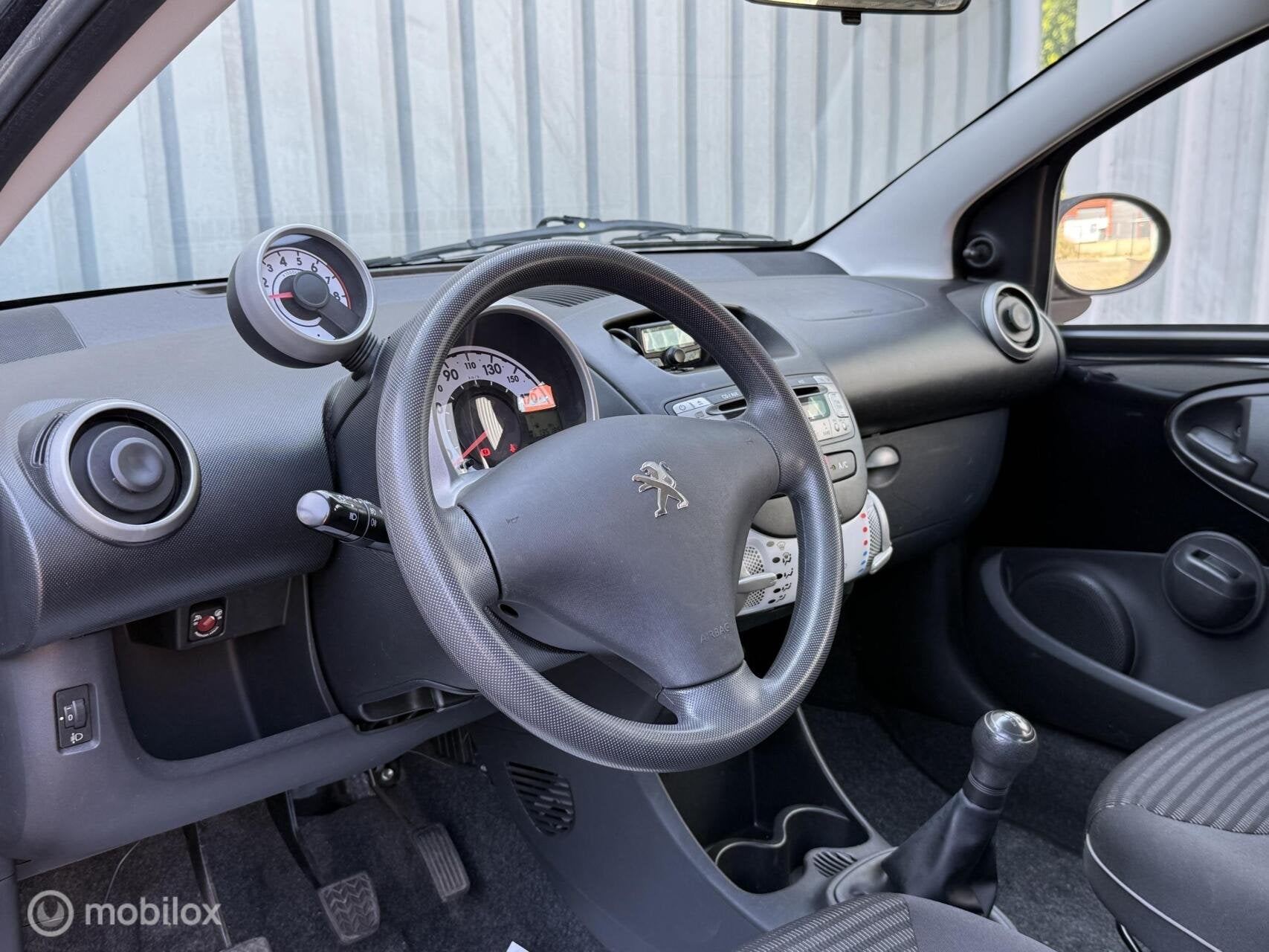 Peugeot 107 1.0 Active | Airco | 5DRS | AUX, Voorwielaandrijving, Euro 5, Stof, Zwart