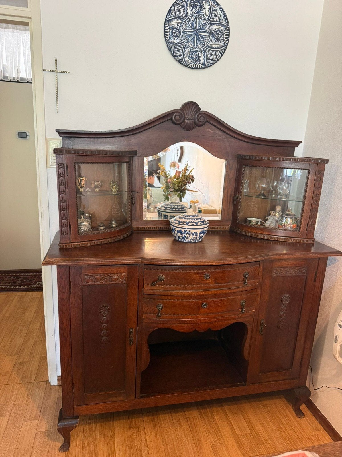 Antiek dressoir met spiegel en vitrinekasten, Ophalen