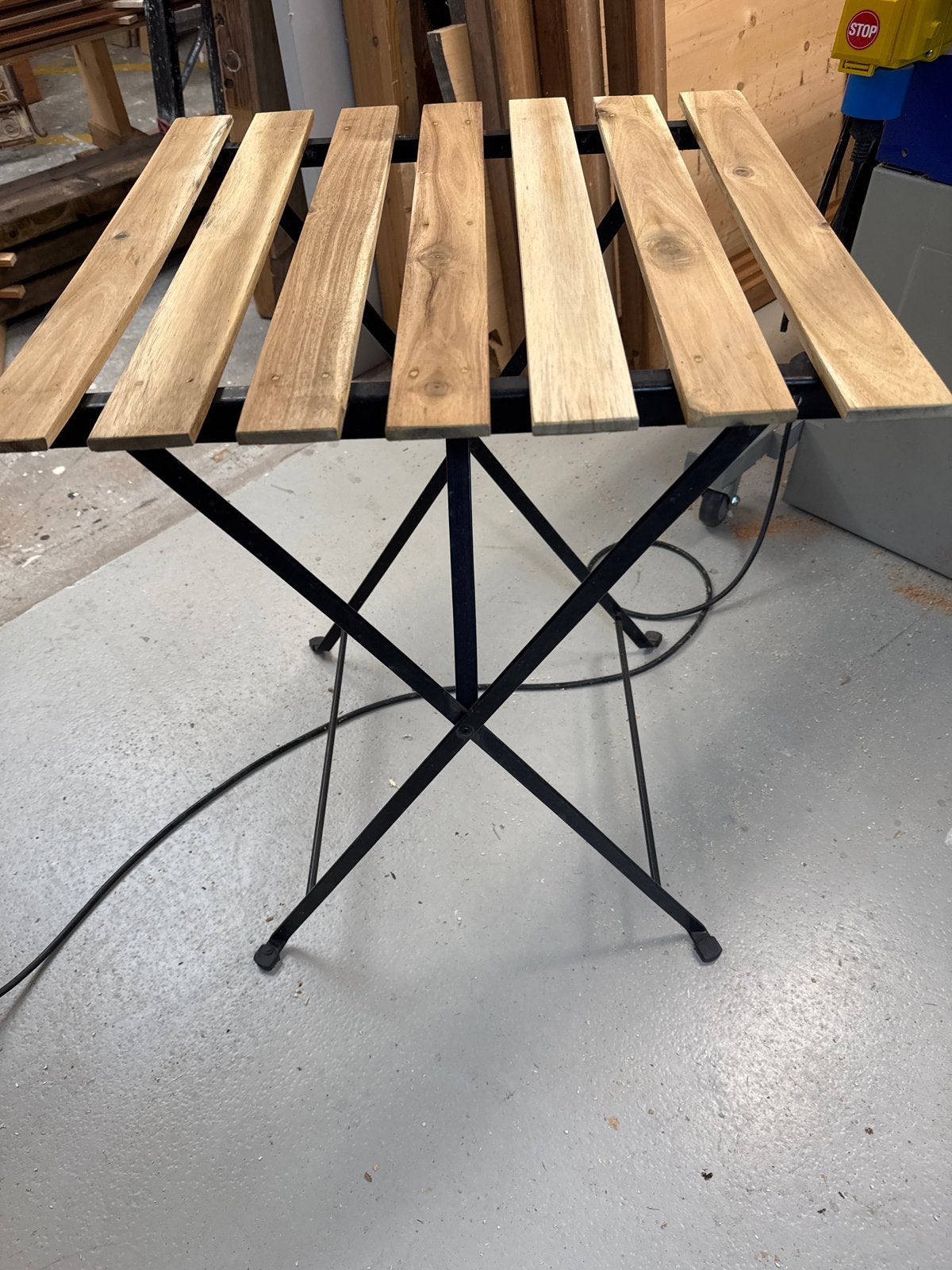 Bistro tafeltje 53x55x71cm - Houten latjes, gelakt, Ophalen, Gebruikt, Rechthoekig, Hout