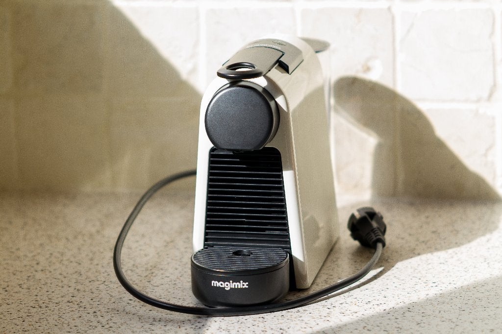 Magimix Nespresso Essenza Mini (Wit) - Heel weinig gebruikt!, Witgoed en Apparatuur, Koffiemachine, Ophalen of Verzenden, Zo goed als nieuw