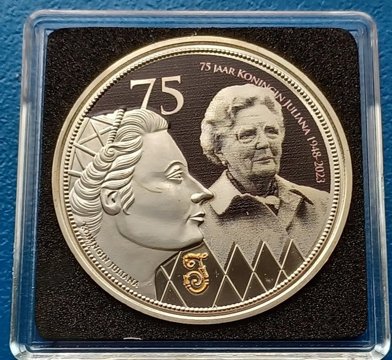 Penning 75 jaar Koningin Juliana 1948-2023 (e), Verzenden, Overige materialen