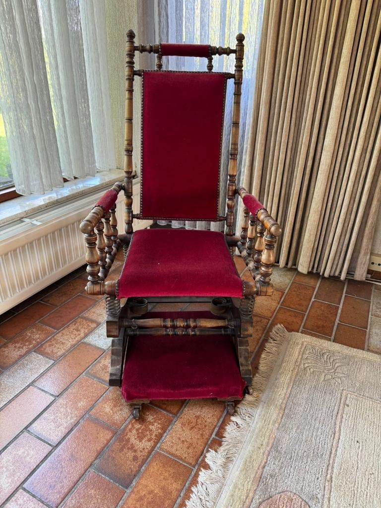 Zweedse schommelstoel / relaxstoel – hout met cerise fluweel, Antiek en Kunst, Antiek | Meubels | Stoelen en Banken, Ophalen