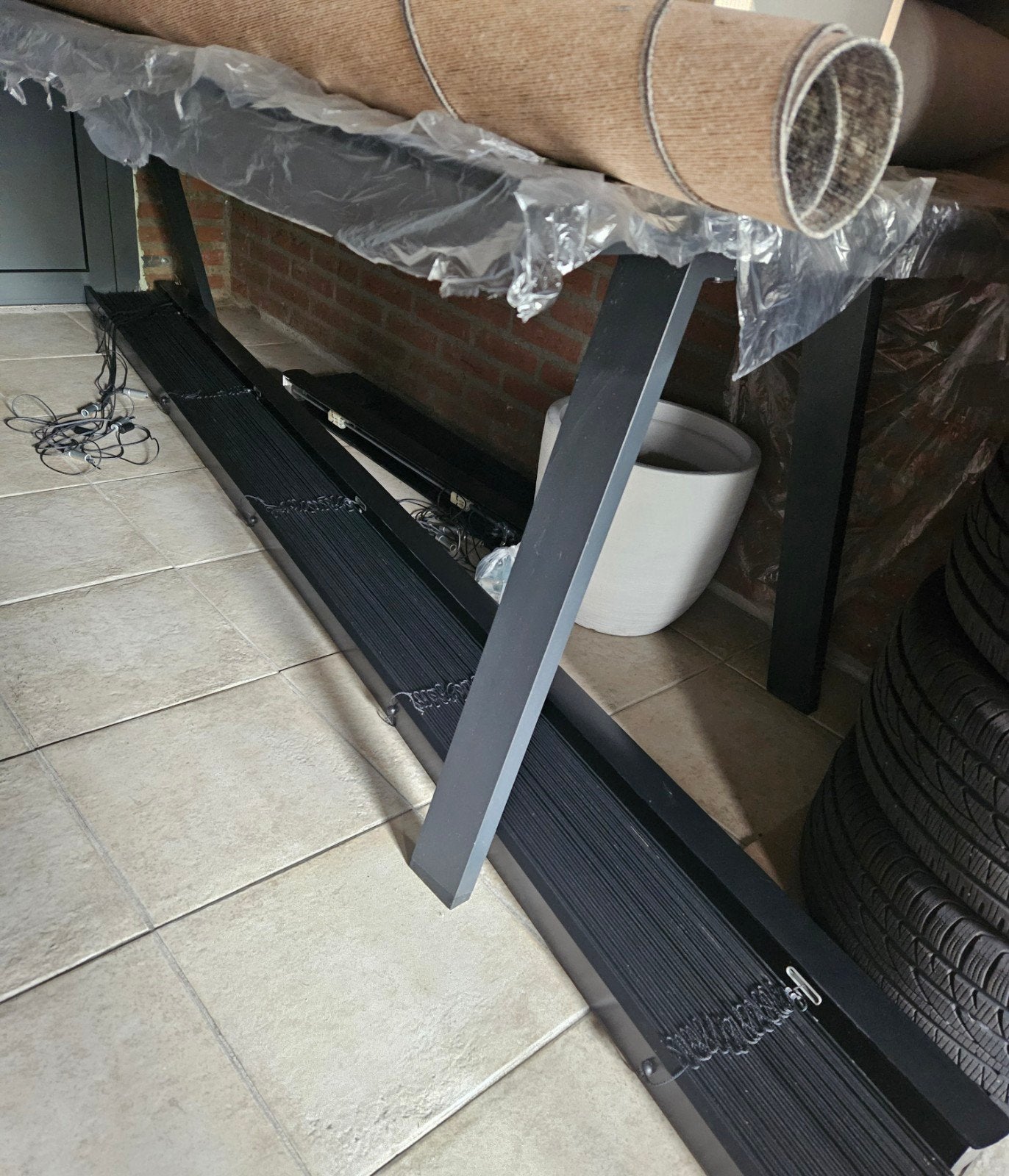 2 zwarte houten jaloezieën voor hoekopstelling woonkamer, Ophalen, Zo goed als nieuw