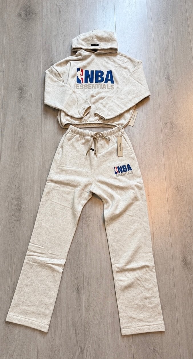 NBA Essentials Trainingspak Crème/Beige - Hoodie & Joggingbr, Ophalen of Verzenden, Zo goed als nieuw, Maat 48/50 (M), Beige
