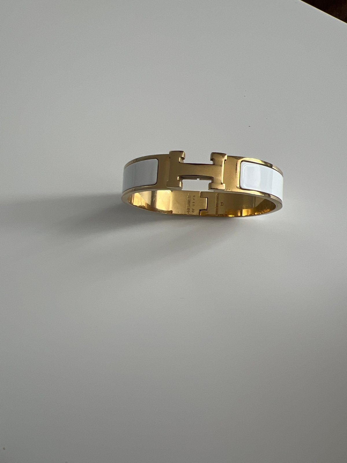Hermès Clic H Armband Goud Wit, Sieraden, Tassen en Uiterlijk, Armbanden, Ophalen, Zo goed als nieuw, Wit, Overige materialen