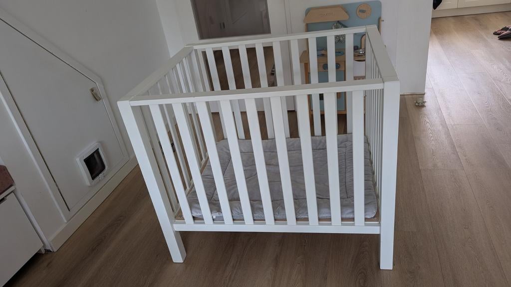 Mooie witte babybox in hoogte verstelbaar, Ophalen, Gebruikt, Rechthoekig, In hoogte verstelbaar
