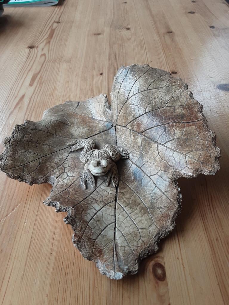 Handgemaakt stenen blad met kikker - 20x16 cm, Gebruikt, Schaal, Ophalen of Verzenden, Overige vormen