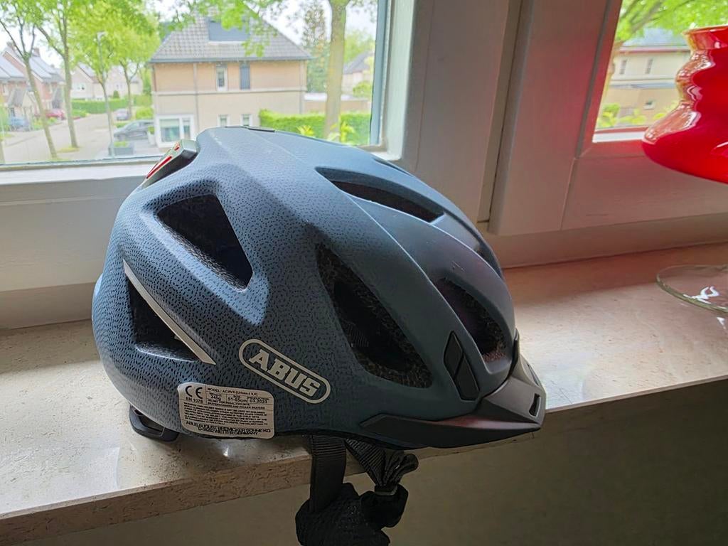 ABUS fietshelm  (51-55cm) met achterlicht, Fietsen en Brommers, Fietsaccessoires | Fietshelmen, Ophalen of Verzenden, Zo goed als nieuw