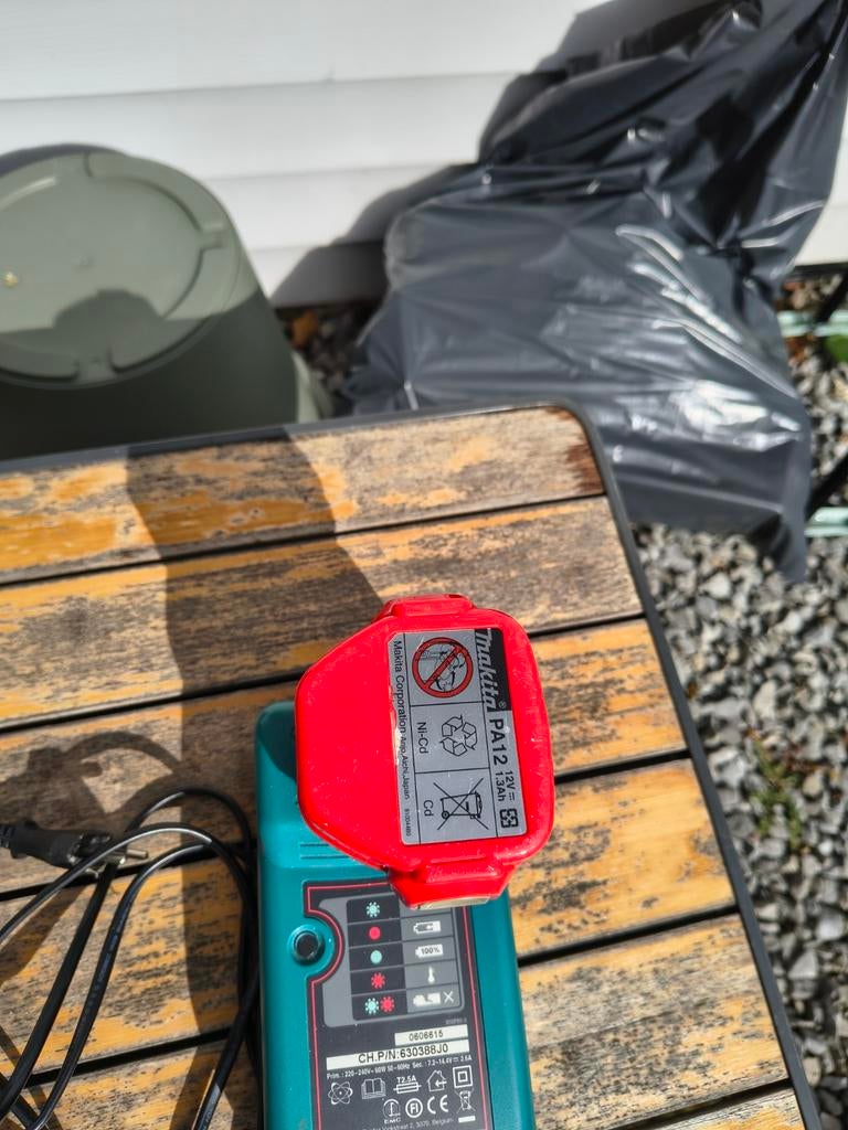 Te koop Makita oplader type DC1414T inclusief accu, Ophalen of Verzenden, Gebruikt