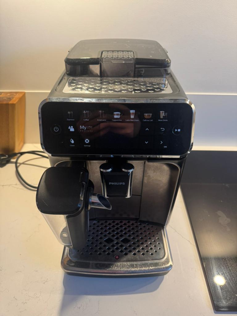 Philips LatteGo 5400 Espressomachine, Witgoed en Apparatuur, Koffiezetapparaten, Ophalen, Afneembaar waterreservoir, Gebruikt
