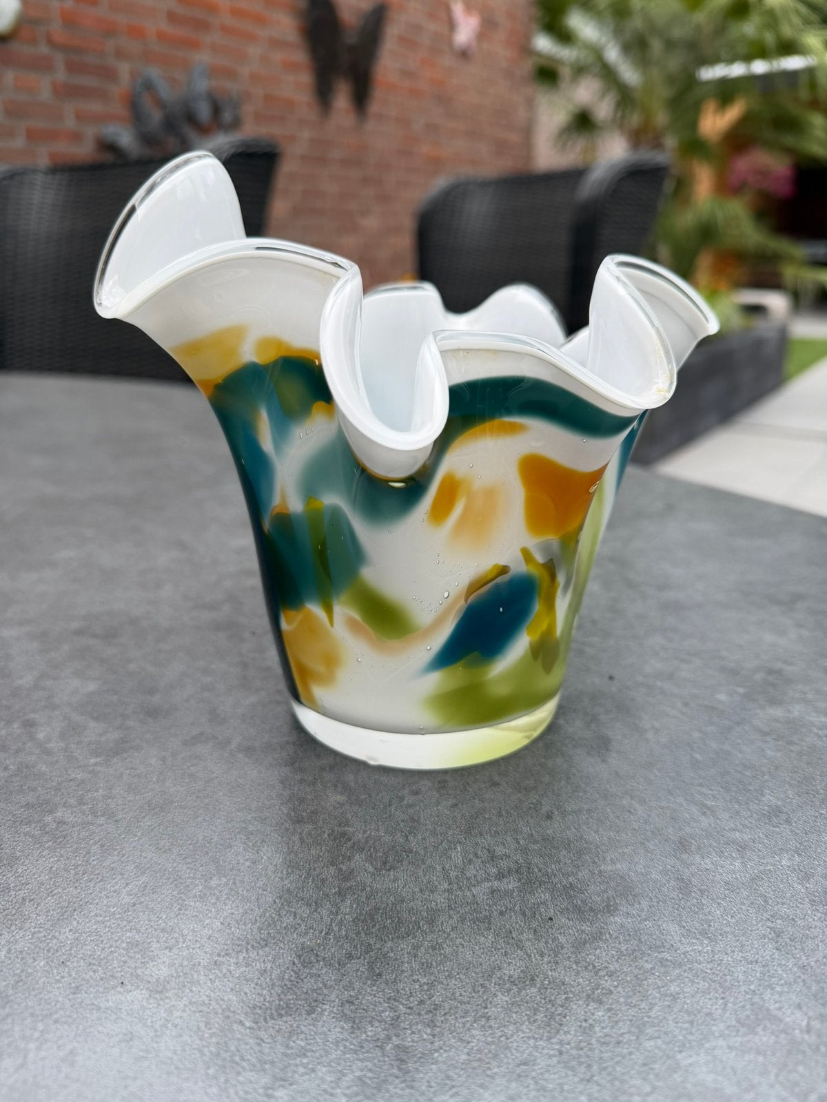 Kleurrijke Glazen Sierschaal / Vaas met Golvende Rand, Handgemaakt, Wit, Ophalen of Verzenden, Glas