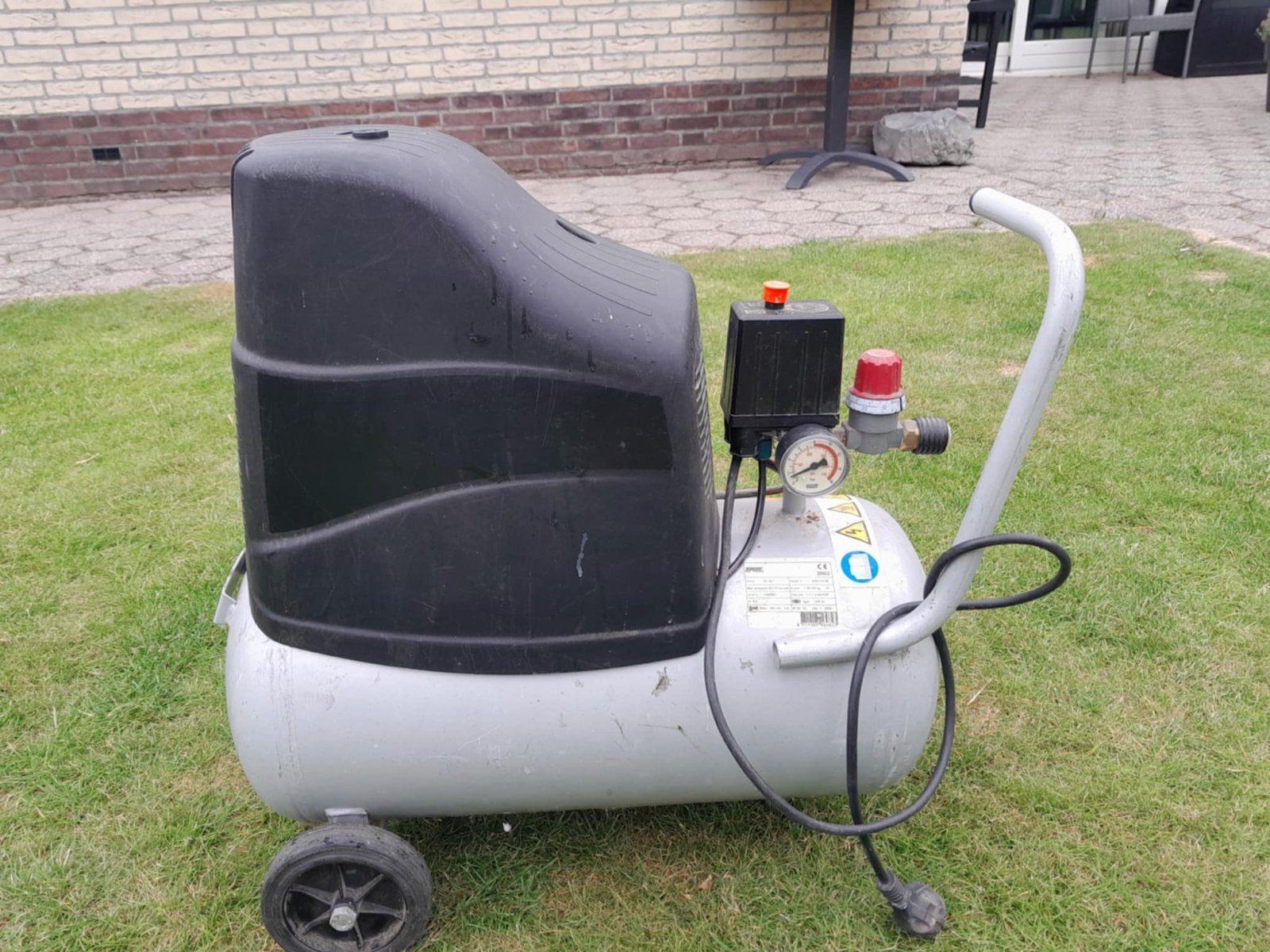 Kinzo Aggregaat Compressor 2002 - Mobiel en Krachtig, Ophalen, Gebruikt, 6 tot 10 bar, Minder dan 200 liter/min