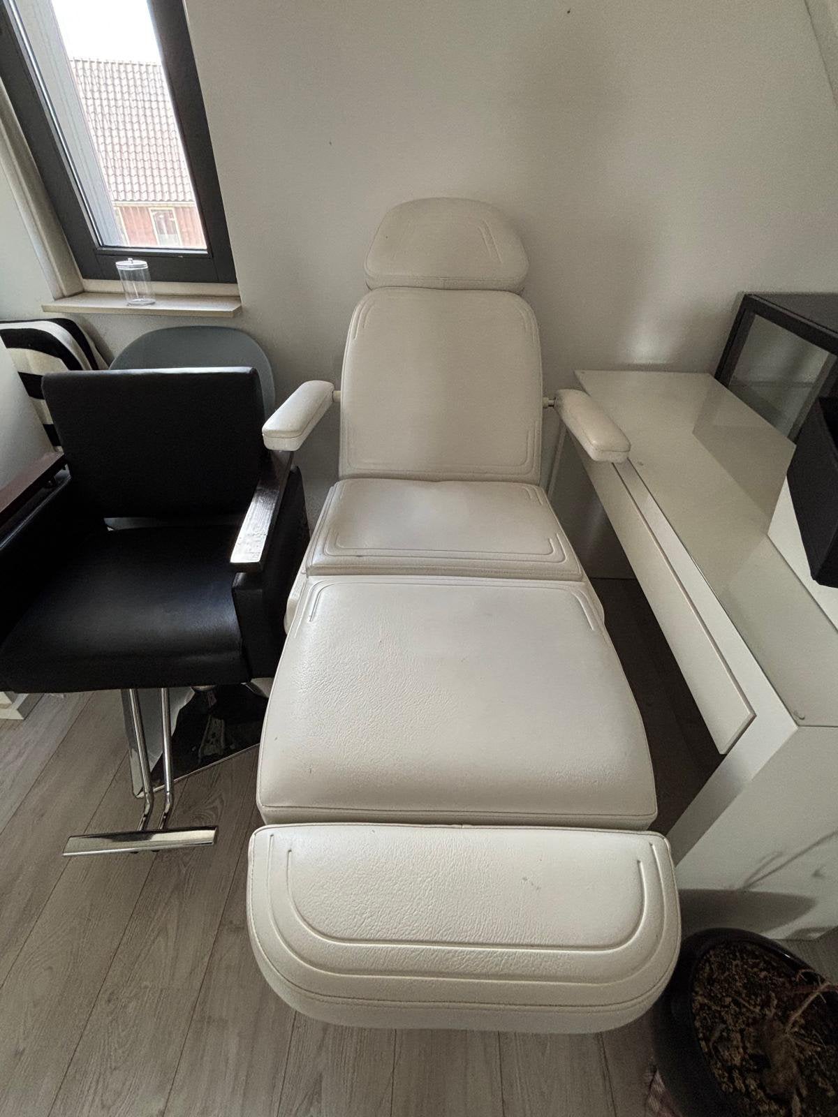 Behandelstoel laser aparaat makeup spiegel enz, Ophalen, Zo goed als nieuw, Massagetafel