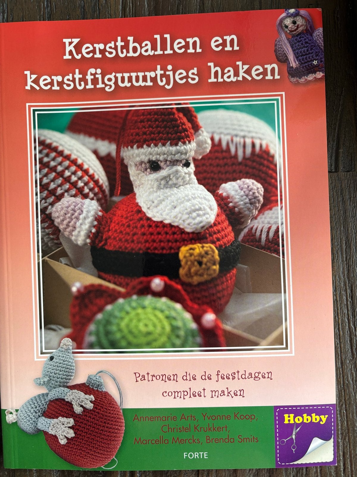 Kerstballen en kerstfiguurtjes haken - Hobbyboek, Ophalen of Verzenden, Zo goed als nieuw, Breien en Haken