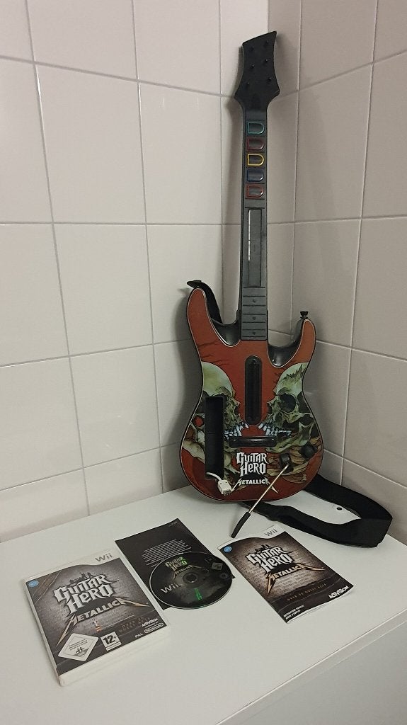WII Guitar Hero Metallica met Gitaar Controller Bundle, Muziek, Gebruikt, 1 speler, Ophalen of Verzenden