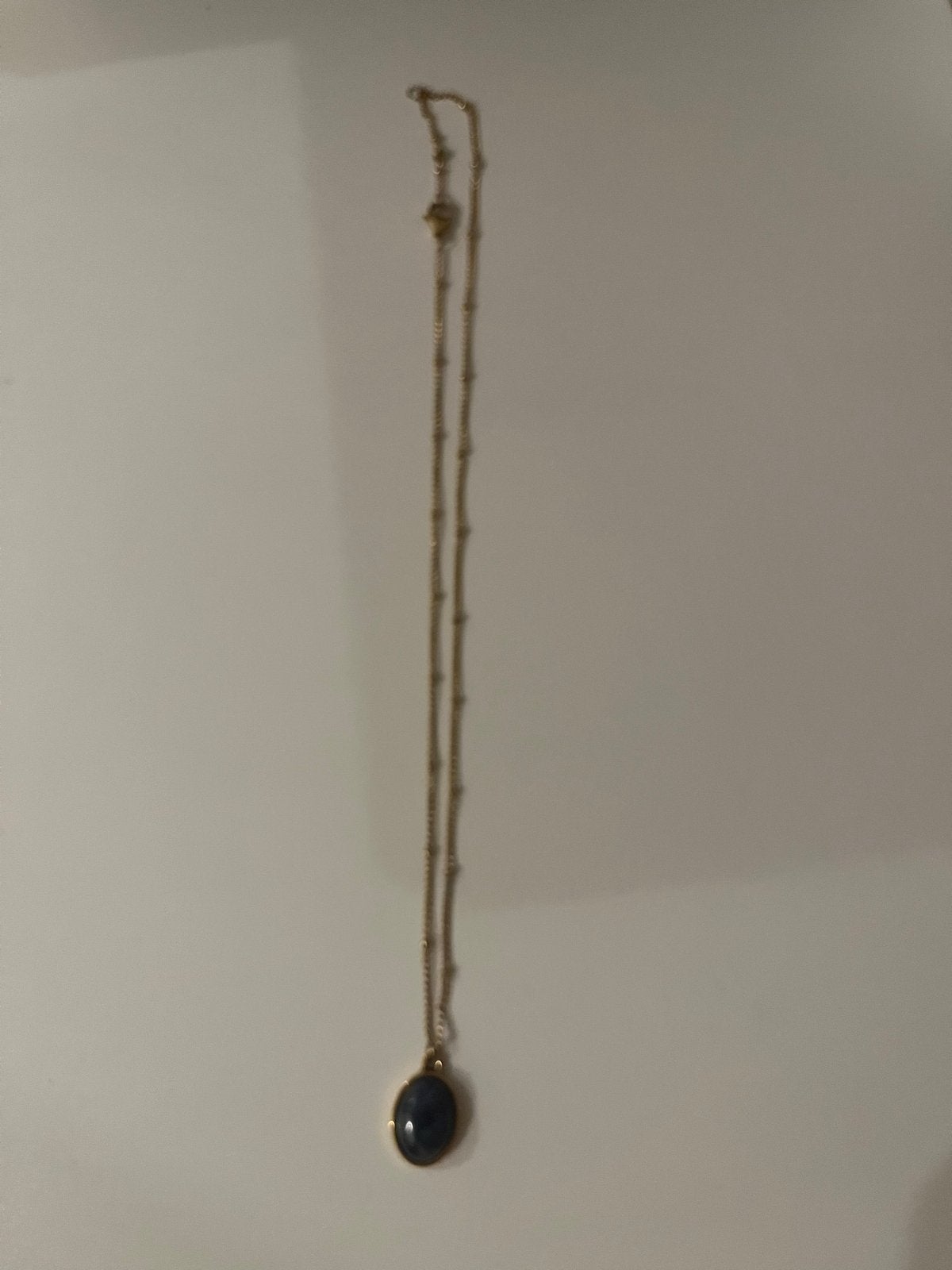 Gouden stainless steel ketting met donkerblauwe hanger, Sieraden, Tassen en Uiterlijk, Kettingen, Ophalen of Verzenden, Zo goed als nieuw