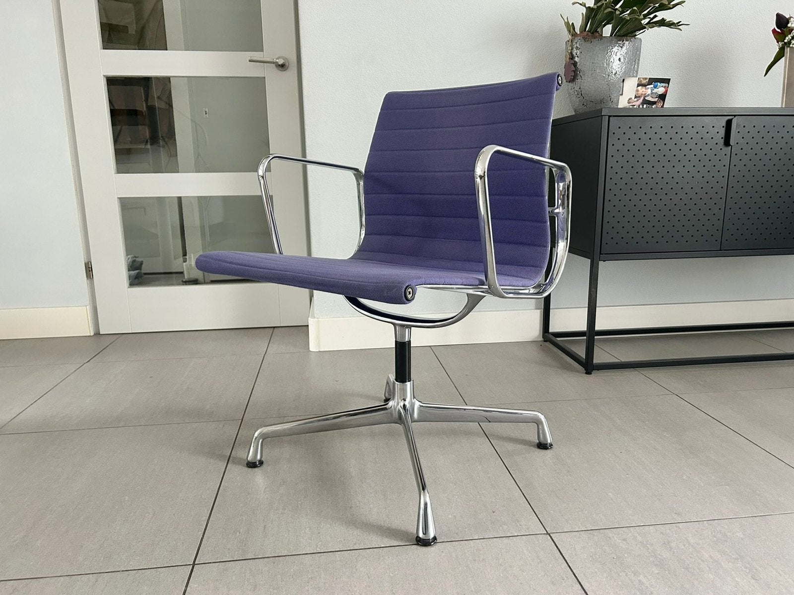Vitra Eames ea107 stoel / bureaustoel paars, Zo goed als nieuw, Nvt, Nvt, Ophalen