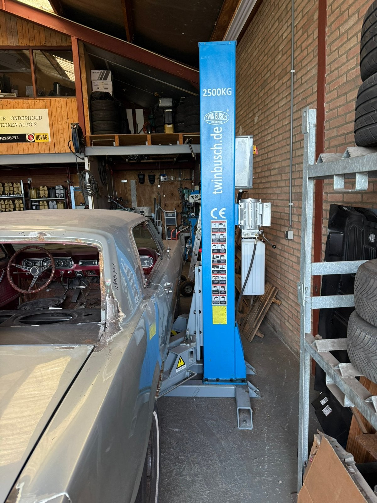 Twin Busch TW 125 F 220 volt 1 koloms hefbrug te koop, Ophalen, Zo goed als nieuw