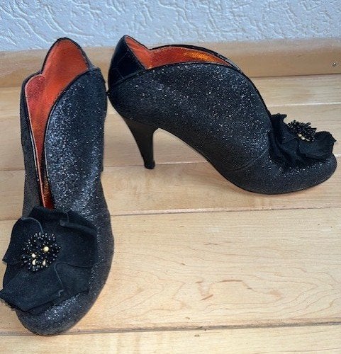 Poetic Licence pumps maat 40 retro glitters strik met kraal, Kleding | Dames, Pumps, Verzenden, Zwart, Zo goed als nieuw