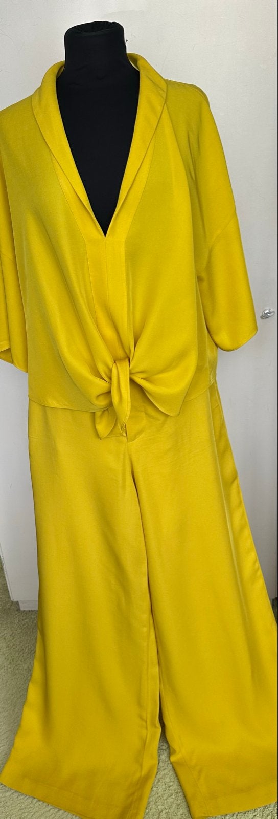 Mooi geel pak met wijde pijpen, maat XL,  nieuw Zara, Ophalen, Nieuw, Maat 46/48 (XL) of groter, Geel