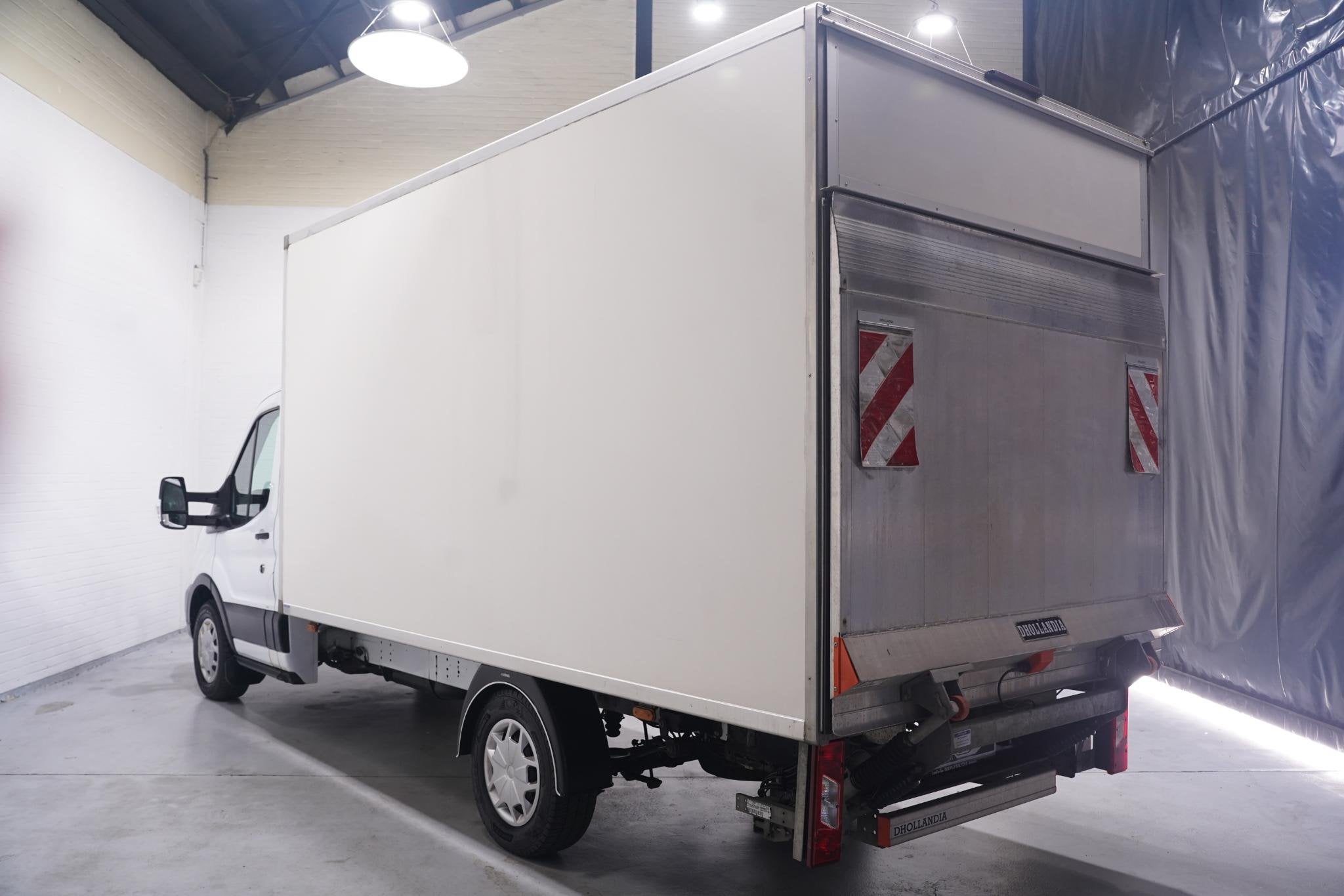 Foto 3 van Ford Transit 2.0 TDCi 160 pk Bakwagen met Laadklep Airco Cru