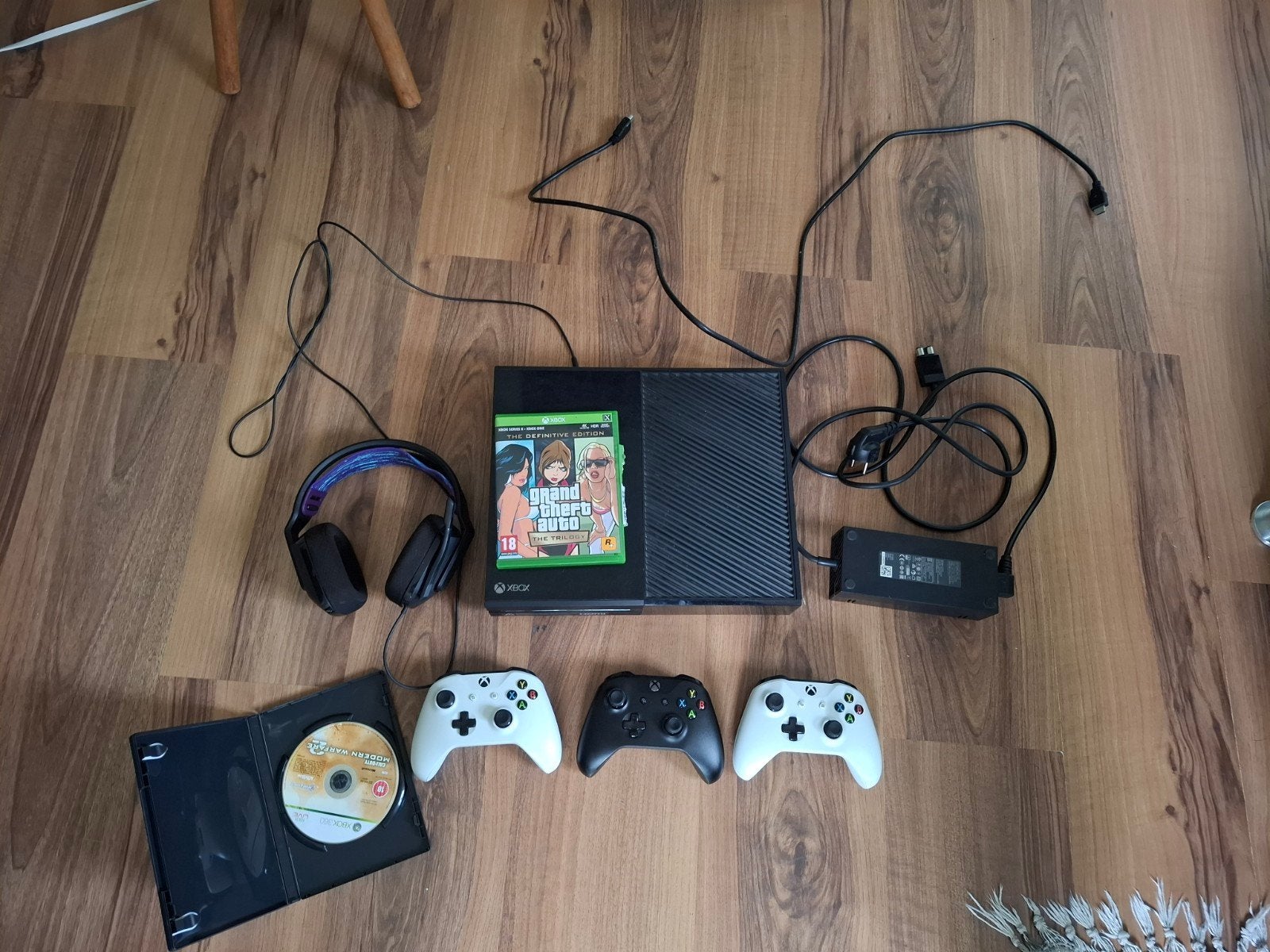Te koop: Xbox One complete set, Spelcomputers en Games, Spelcomputers | Xbox One, 500 GB, Met 2 controllers, Ophalen of Verzenden