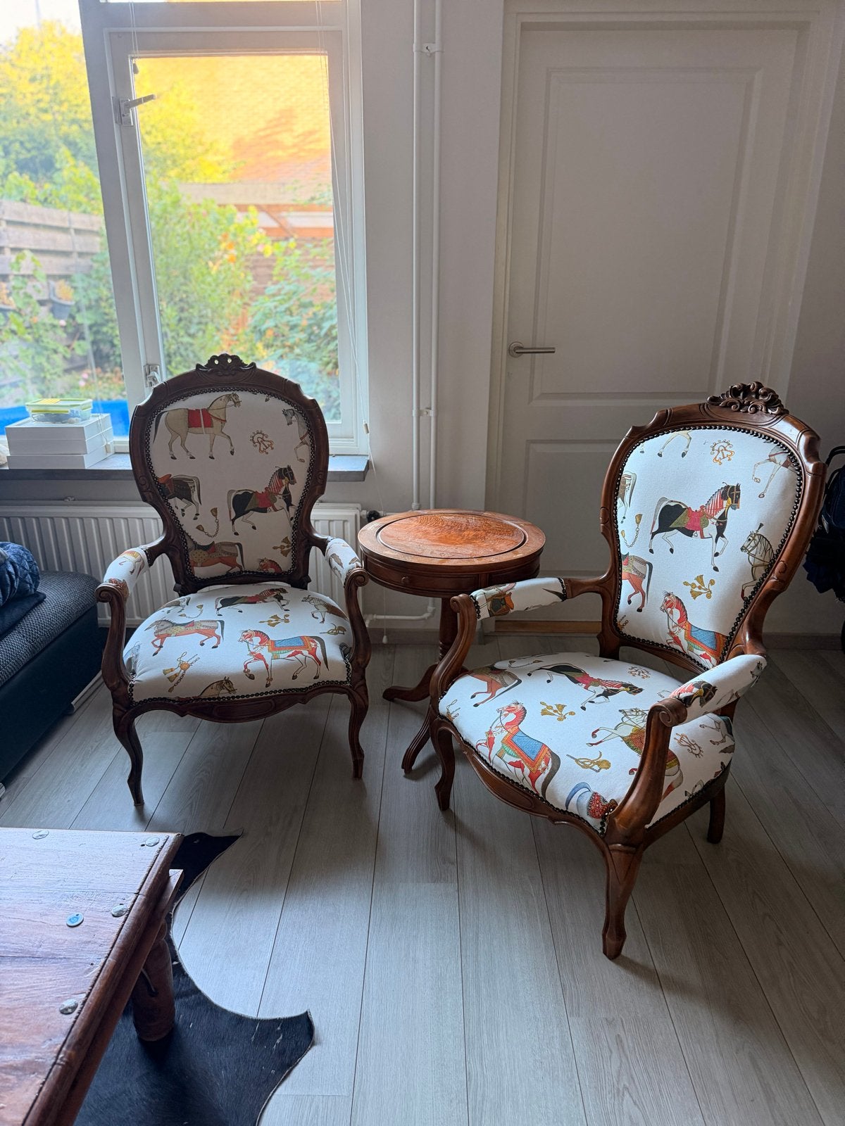 Set van 2 antieke fauteuils met paardenprint, Antiek en Kunst, Antiek | Meubels | Stoelen en Banken, Ophalen of Verzenden