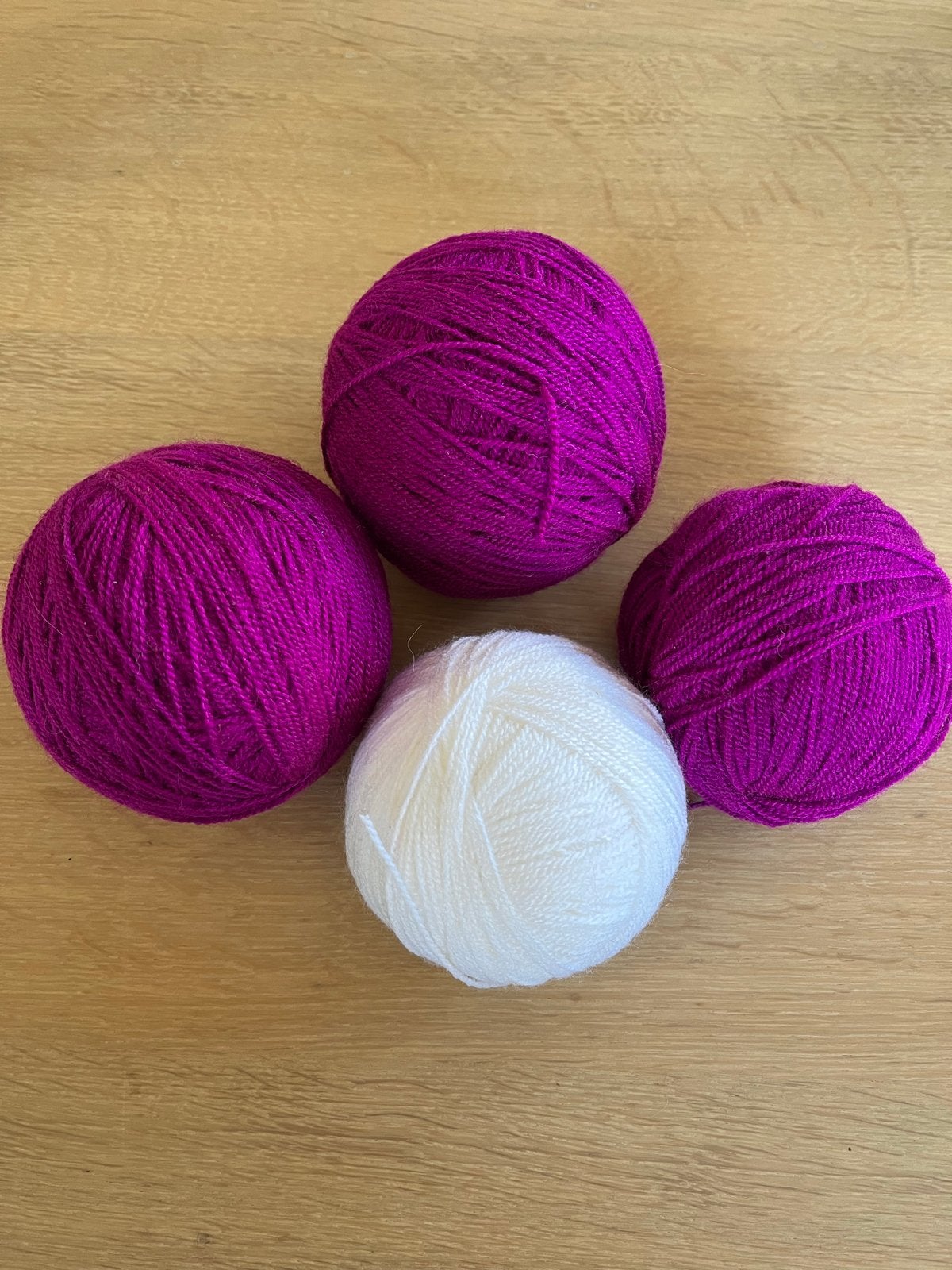 Acrylgaren: 3 bollen paars, 1 bol wit (totaal 350g), Ophalen of Verzenden, Zo goed als nieuw, Breien of Haken, Wol of Garen