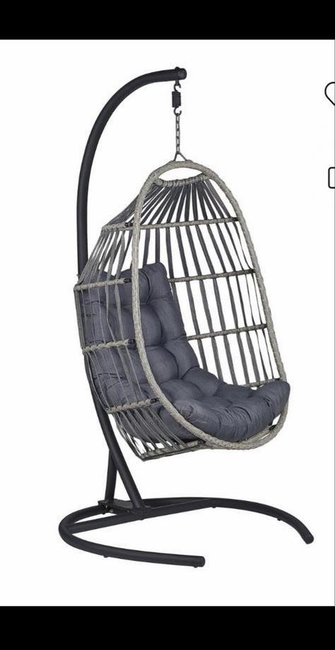 Wicker hangstoel met standaard en zacht donkergrijs kussen, Huis en Inrichting, Stoelen, Ophalen, Zo goed als nieuw, Grijs, Eén