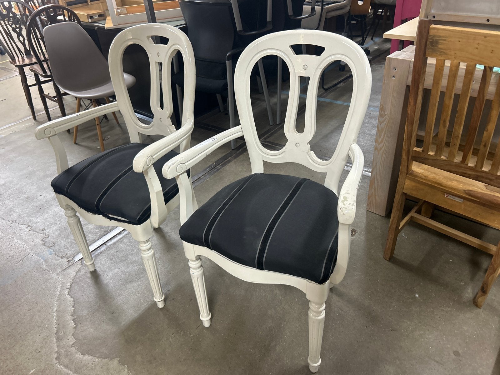 Set van 2 Witte Stoelen met Zwarte Bekleding, Ophalen, Gebruikt, Twee, Wit