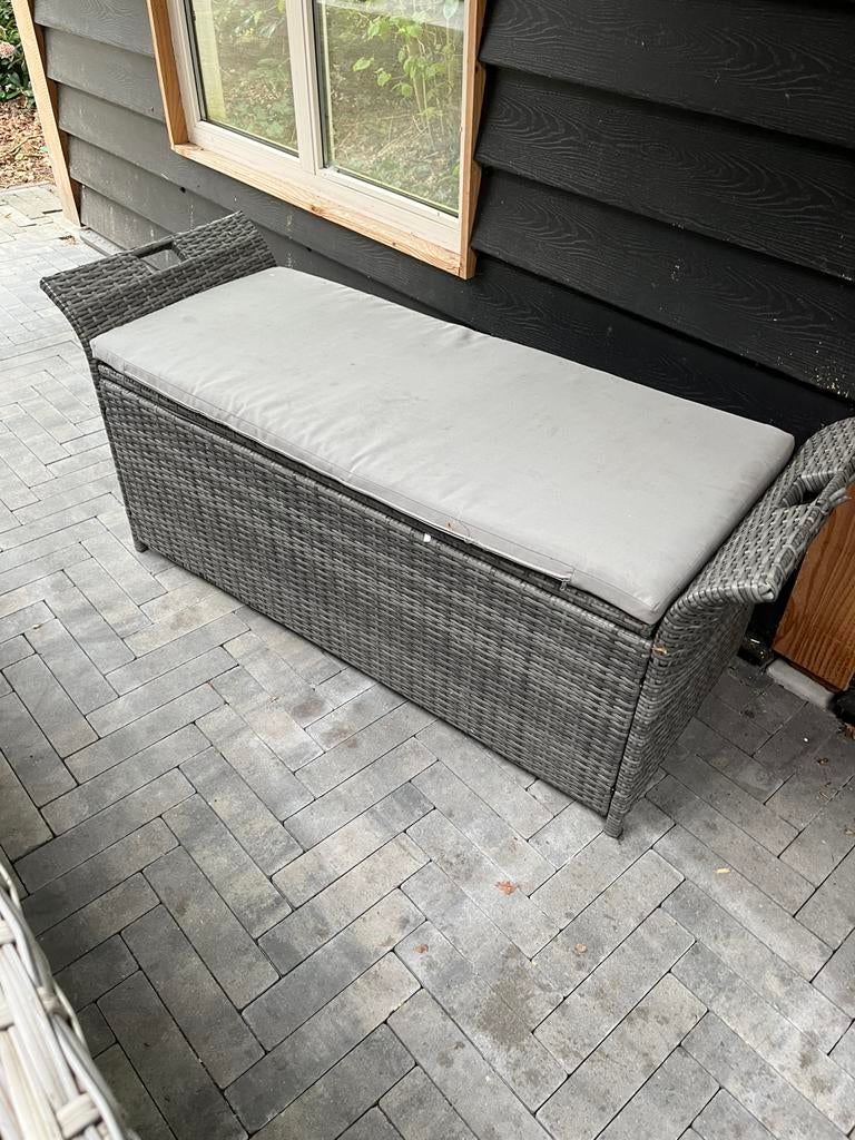 Wicker bankje met opbergruimte voor kussens., Ophalen of Verzenden, Gebruikt