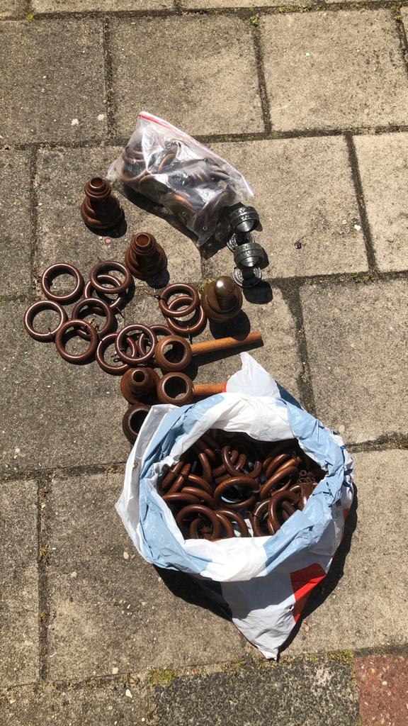 Aangeboden veel toebehoren houten gordijnrails, Ophalen