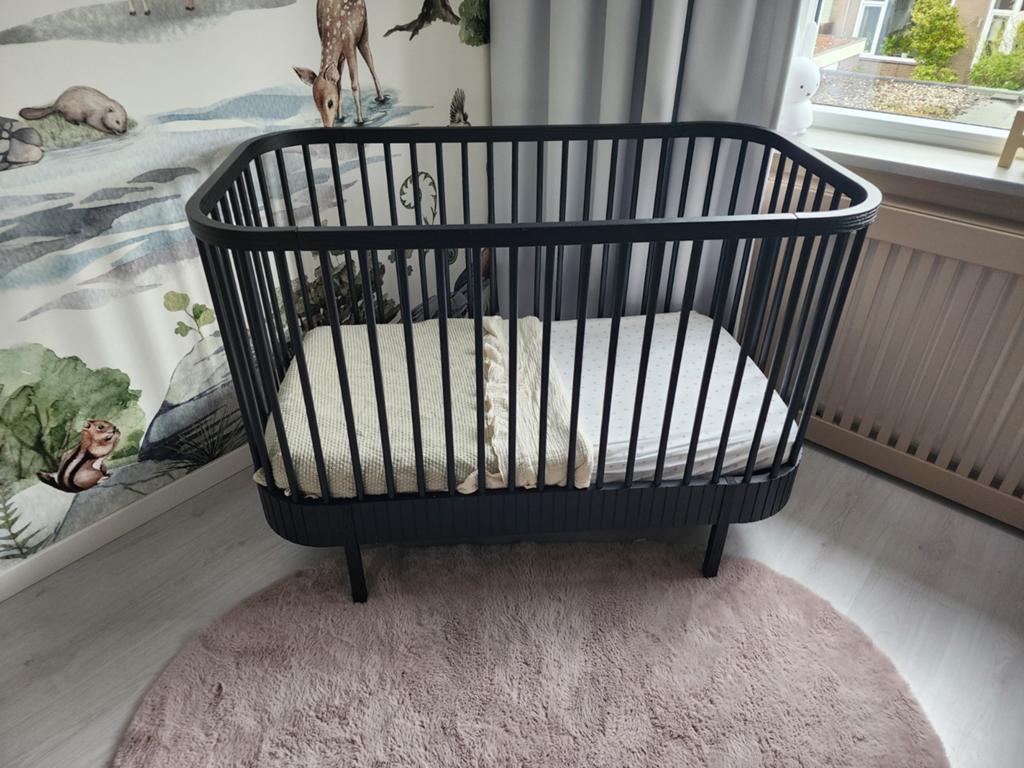 Babykamer set: Ovaal zwart ledikant en commode, Ophalen, 70 tot 85 cm, 140 tot 160 cm, Zo goed als nieuw