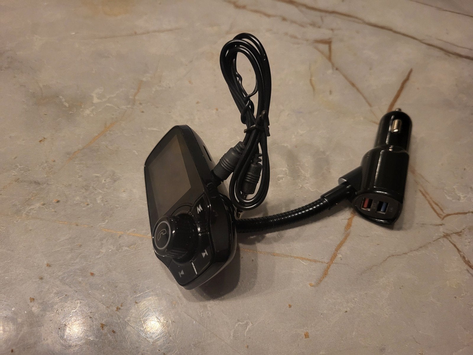 Bluetooth FM Transmitter met USB-oplader voor auto, Auto diversen, Autoradio's, Zo goed als nieuw, Ophalen of Verzenden