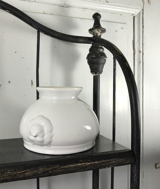 Keramische witte uien soepkom met leeuwenkoppen, Ophalen of Verzenden, Zo goed als nieuw, Kom(men), Overige stijlen