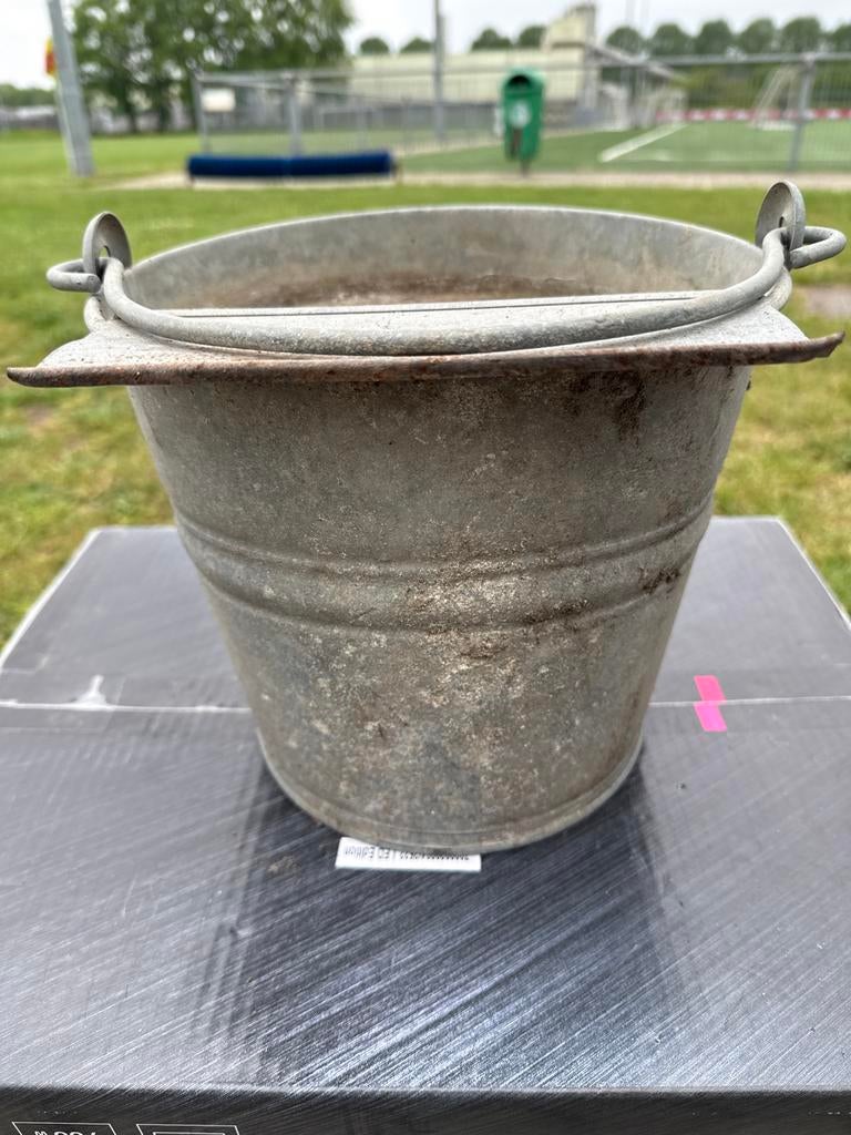 Oude metalen emmer / voerbak van Zink, Ophalen