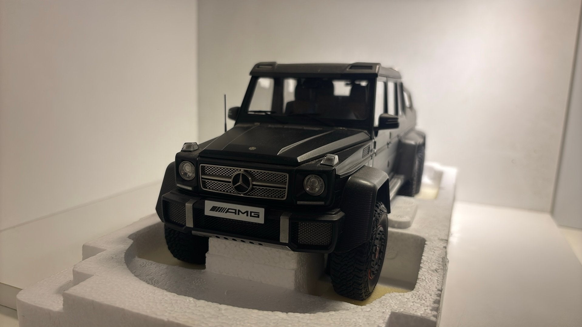 Mercedes benz g63 amg 6x6 matt black autoart 1.18, Ophalen of Verzenden, A, A, A