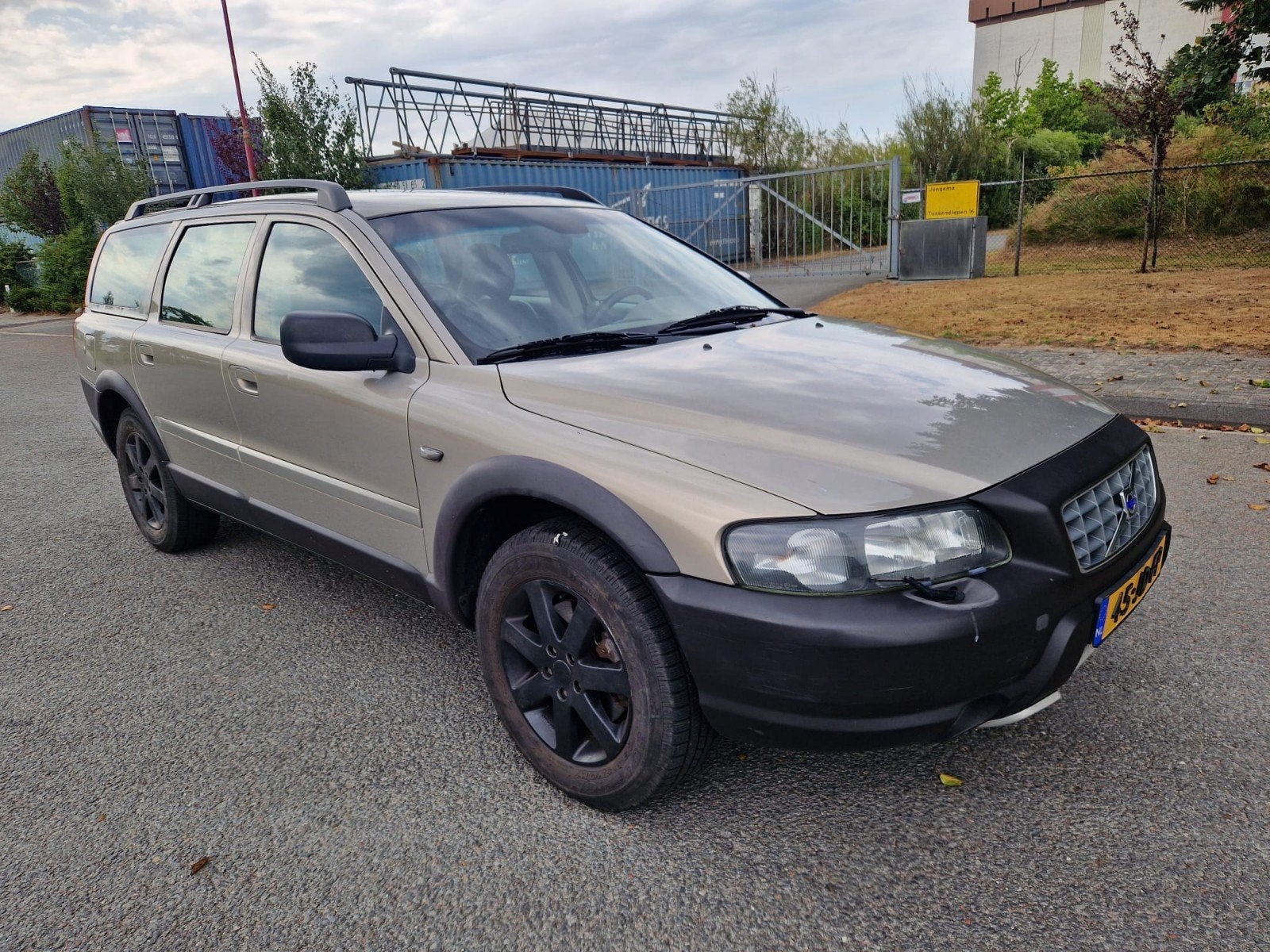 Volvo V70 2.4 T XC 4WD AUT 2002 Beige, Auto's, 1800 kg, Beige, 2435 cc, Vierwielaandrijving